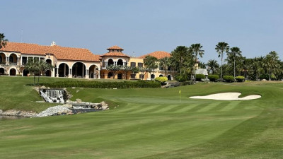 The 18th hole with our iconic clubhouse behind is a good test in the cool season wind.