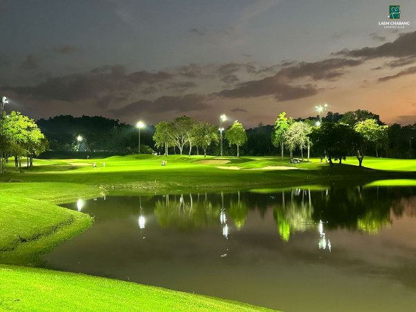 Laem Chabang International Country Club nbsp 1 คน กำลังตีกอล์ฟ สนามกอล์ฟ แสงอาทิตย์ลับขอบฟ้า และ ธรรมชาติ