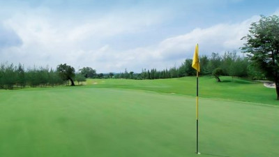 This is the 1st hole of Siam Country Club Rolling Hills. It's actually not an easy hole, but fun! Please make the good start from Hole 1 of #SiamCountryClubRollingHills