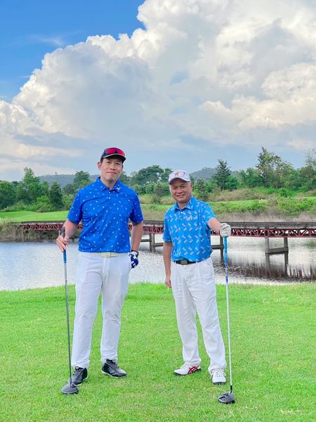 2 people golf course and grass