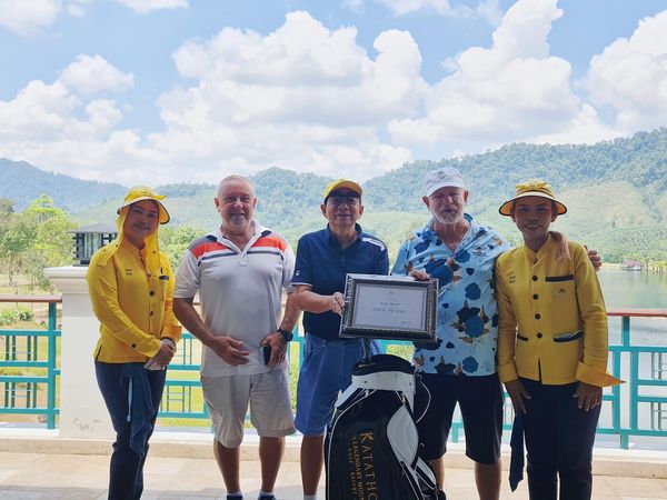 Katathong Golf Resort amp Spa 5 คน และ ผู้คนกำลังยืน