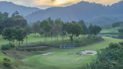 Finishing hole, 18 th, late afternoon.