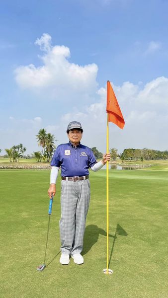 Royal Lakeside Golf Club 1 person and grass