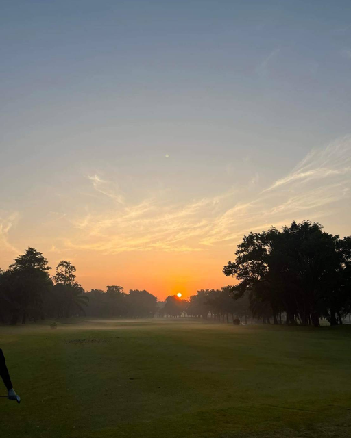 สนามกอล์ฟไดนาสตี้ แอนด์ คันทรีคลับ Dynasty Golf amp Country Club 1 person tree nature grass and sky