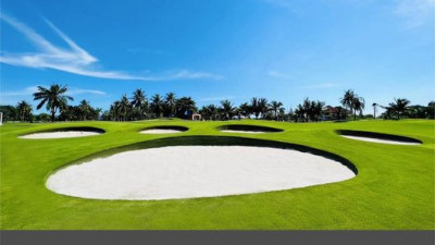 The most interesting aspect of the hole 18th is a great and endlessly beautiful.Also we have a cute cat paw bunker as well