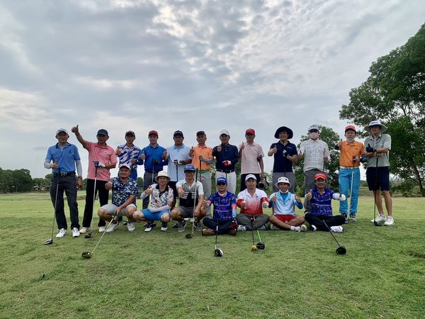 สนามกอล์ฟ 331 Golf Club 14 people people golfing and golf course