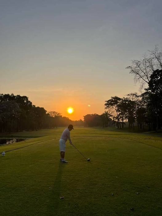 สนามกอล์ฟไดนาสตี้ แอนด์ คันทรีคลับ Dynasty Golf amp Country Club 1 person golfing twilight and golf course