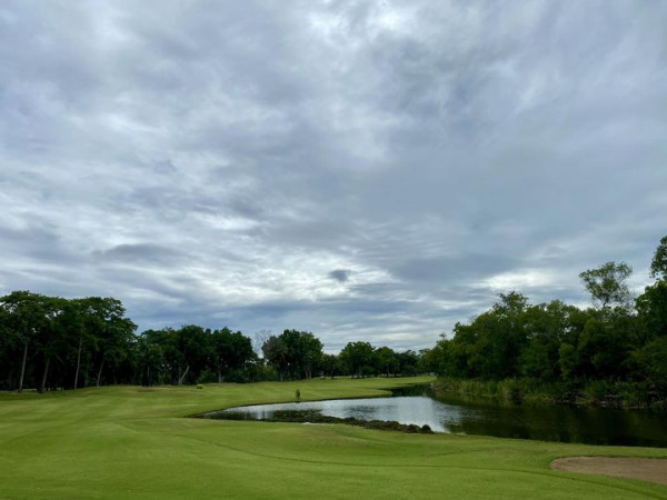 สนามกอล์ฟไดนาสตี้ แอนด์ คันทรีคลับ Dynasty Golf amp Country Club grass body of water tree golf course and cloud